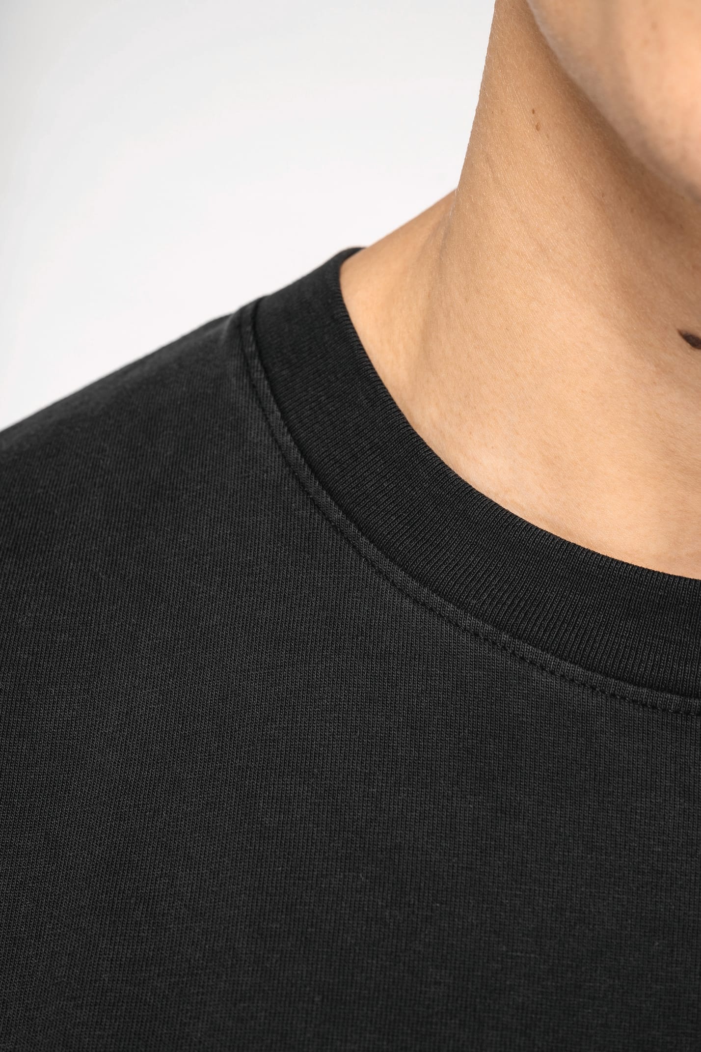 T-shirt à manches courtes délavé porté par un homme