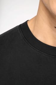 T-shirt à manches courtes délavé porté par un homme