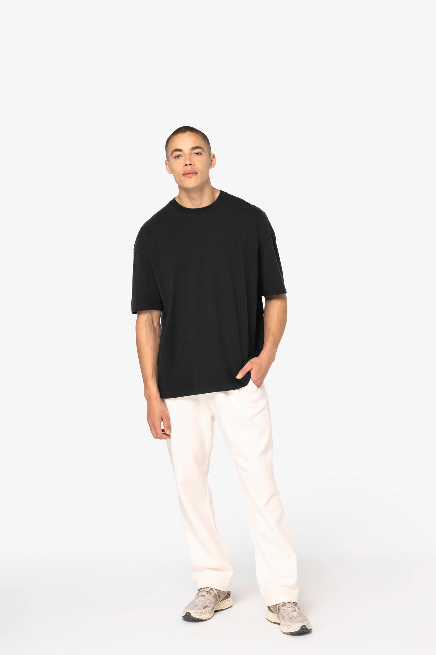 T-shirt à manches courtes délavé porté par un homme