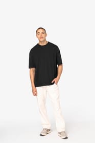 T-shirt à manches courtes délavé porté par un homme