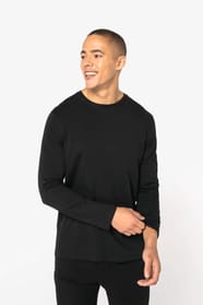 T-shirt noir à manches longues porté par un homme