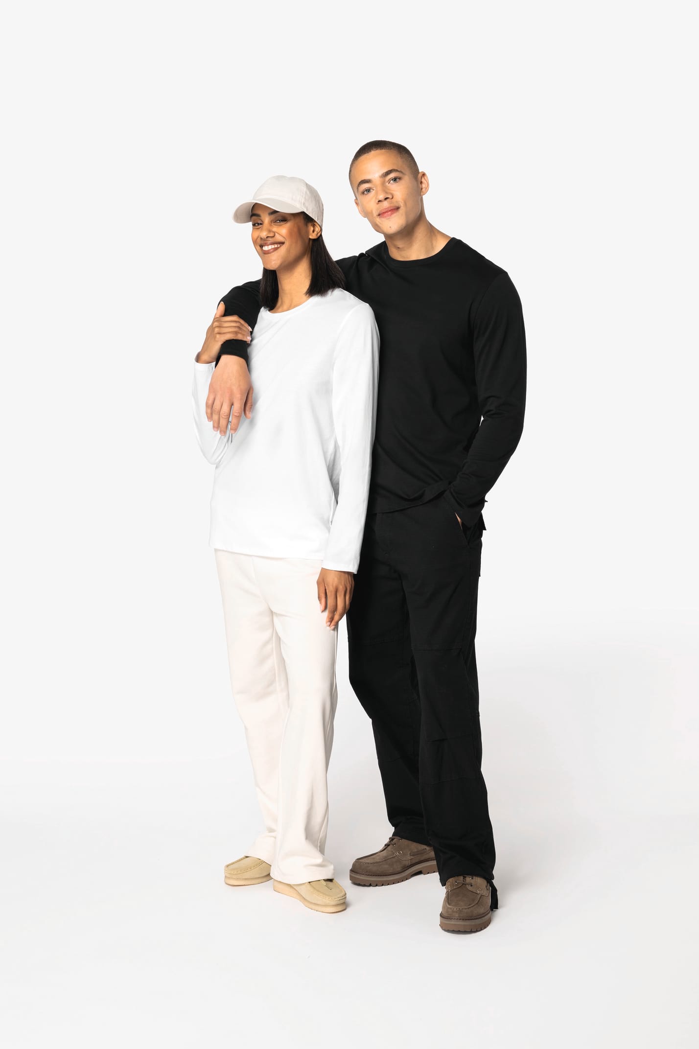 T-shirts blanc et noir à manches longues portés par un homme et une femme 