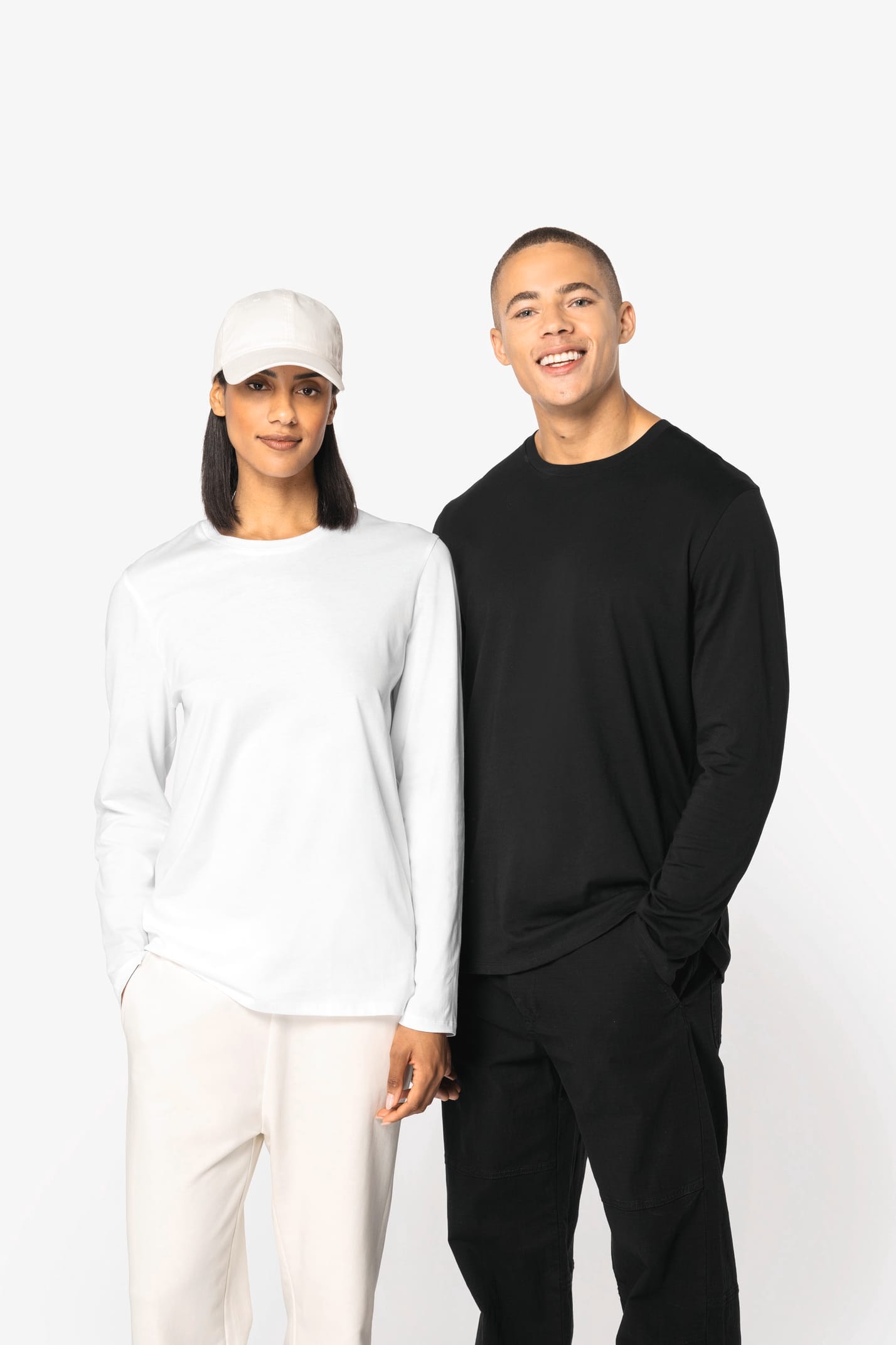 T-shirts blanc et noir à manches longues portés par un homme et une femme 