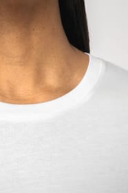 Détail d'un col d'un t-shirt blanc à manches longues porté par une femme