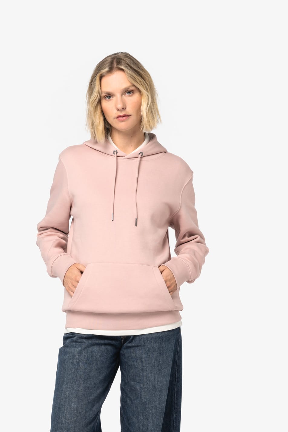 Sweat rose porté par une femme