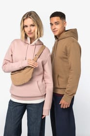 Sweats Rose et Camel porté par un homme et une femme