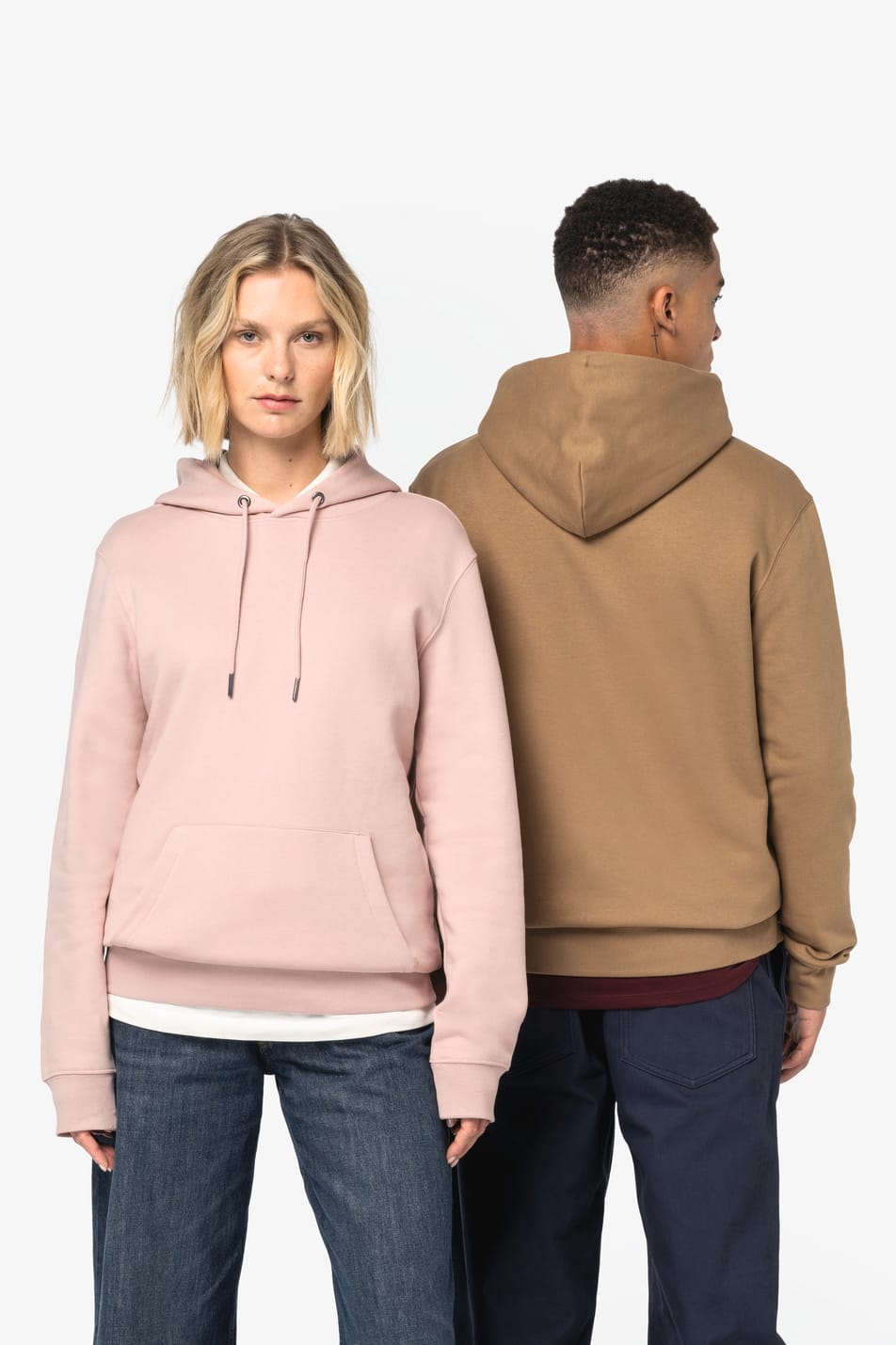 Sweats Rose et Camel porté par un homme et une femme