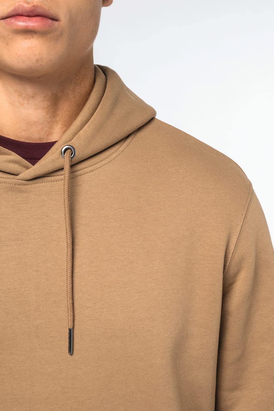 Sweat Camel porté par un homme