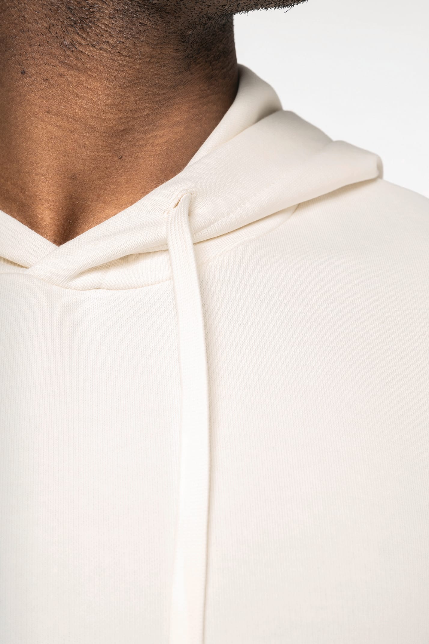 Sweatshirt à manches courtes et à capuche porté par un homme