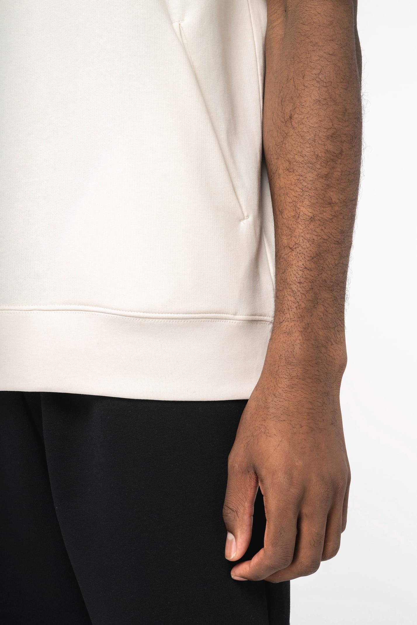 Sweatshirt à manches courtes et à capuche porté par un homme