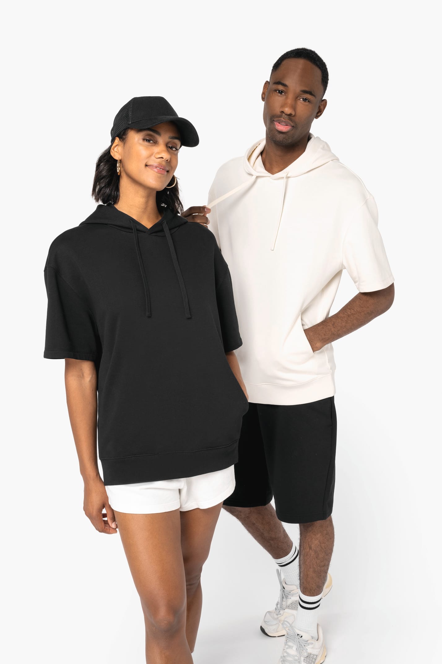 Sweatshirts manches courtes à capuche portés par un homme et une femme