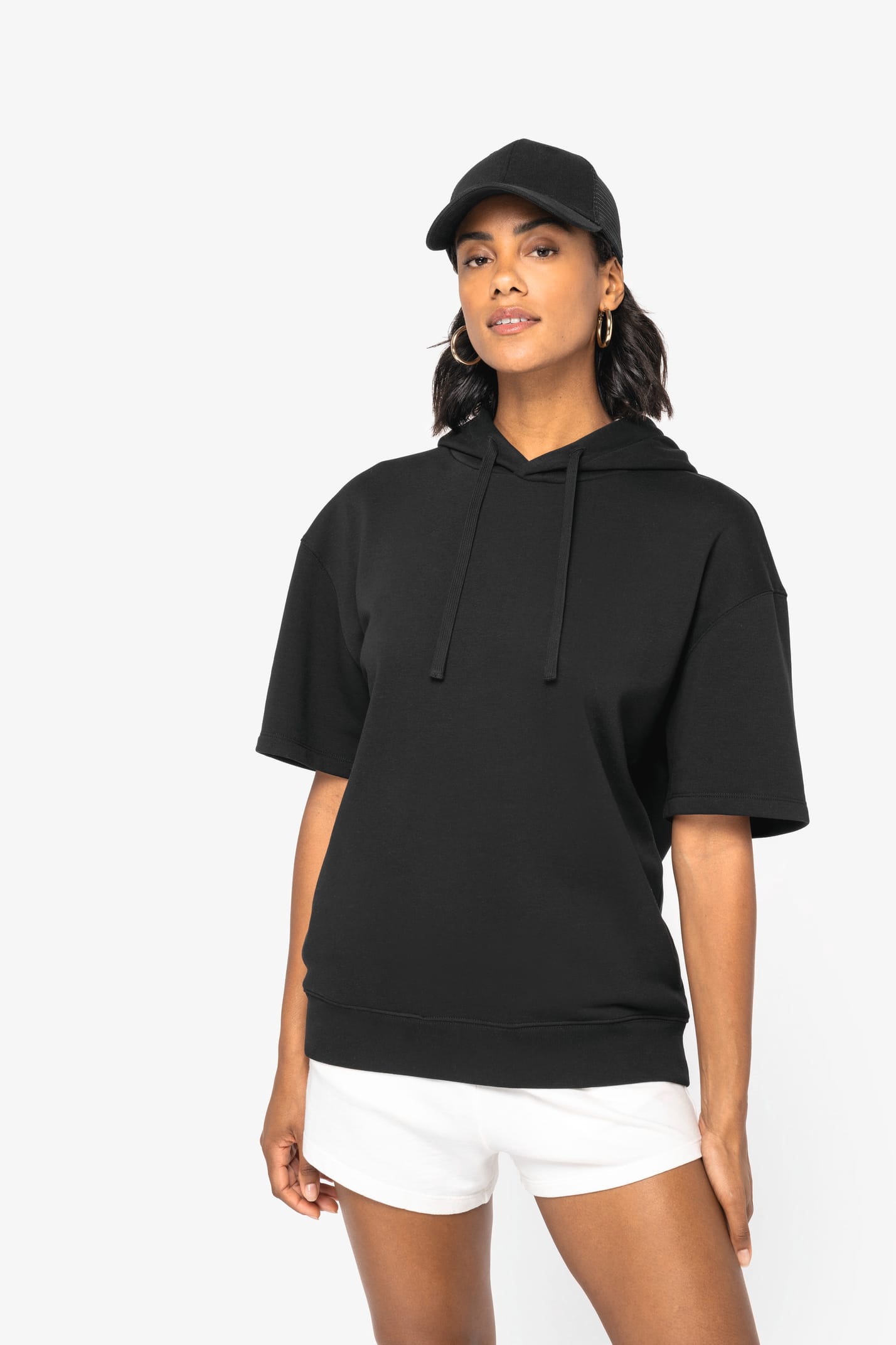 Sweatshirt manches courtes à capuche porté par une femme