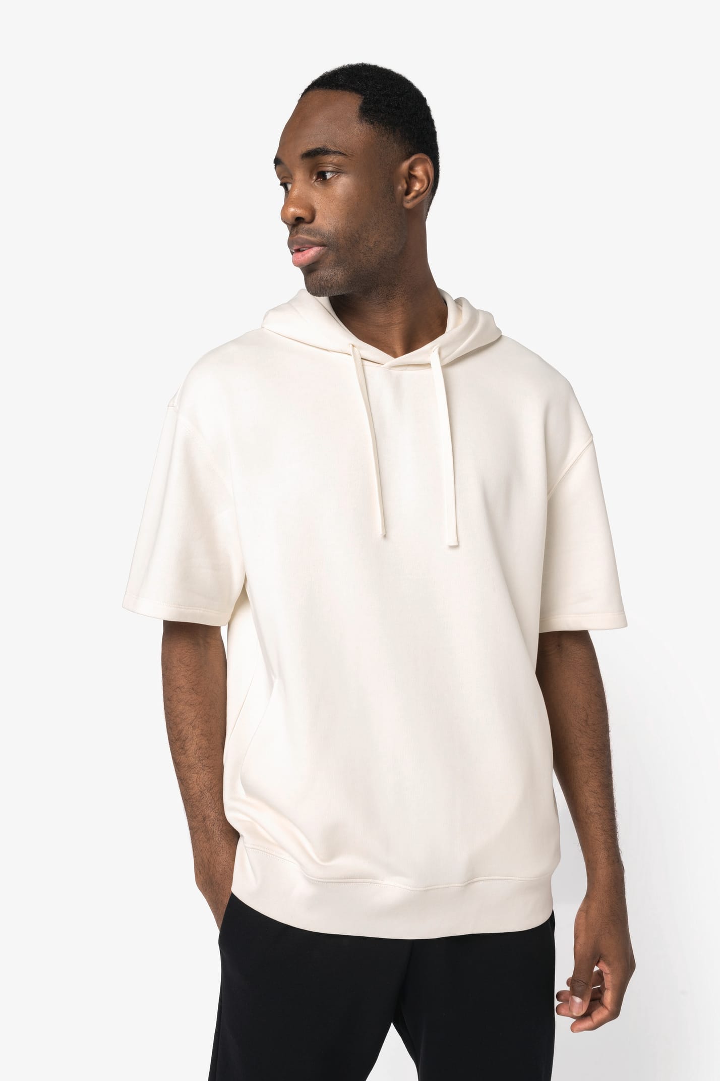 Sweatshirt à manches courtes et à capuche porté par un homme