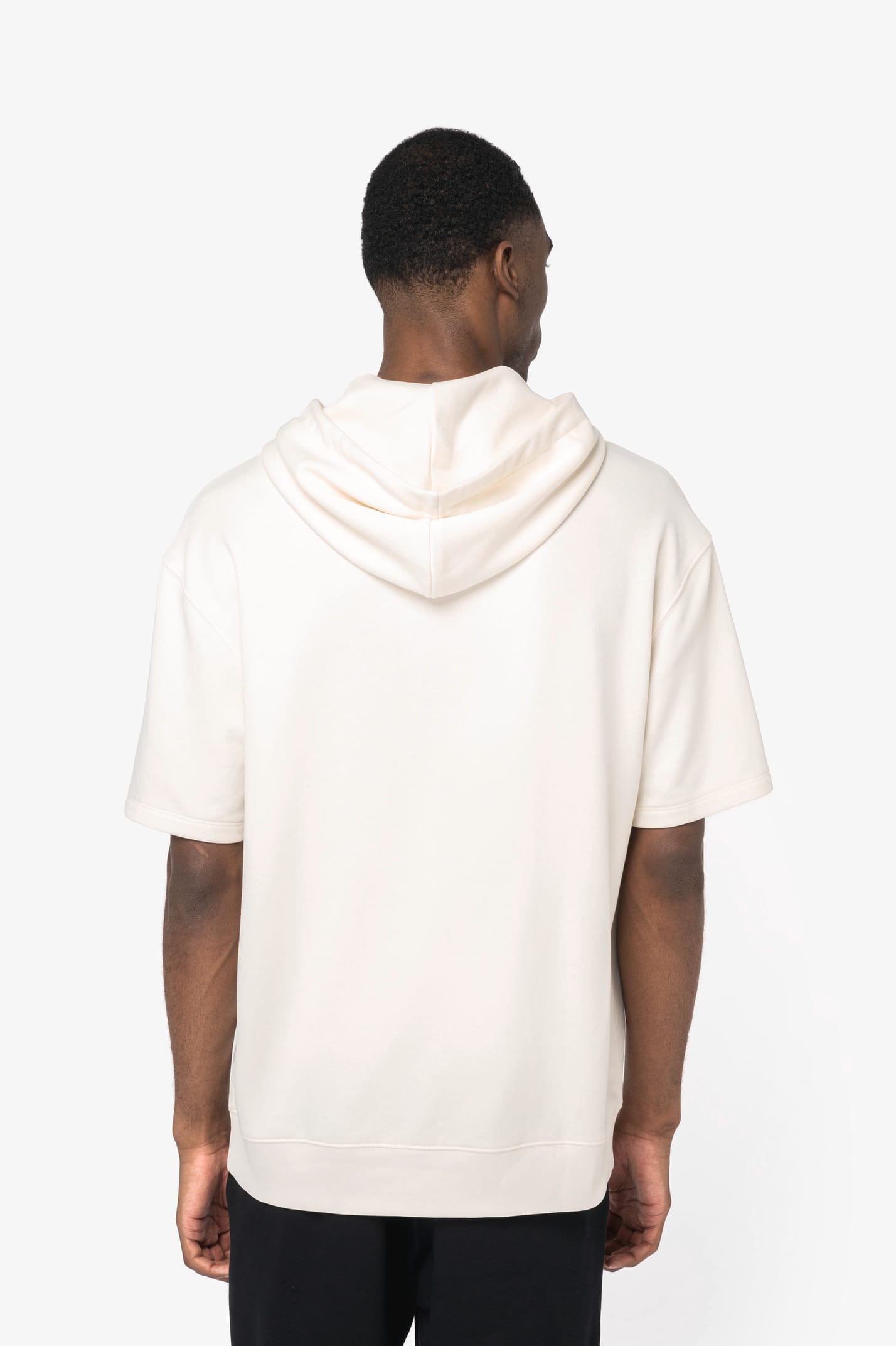Sweatshirt à manches courtes et à capuche porté par un homme