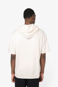 Sweatshirt à manches courtes et à capuche porté par un homme
