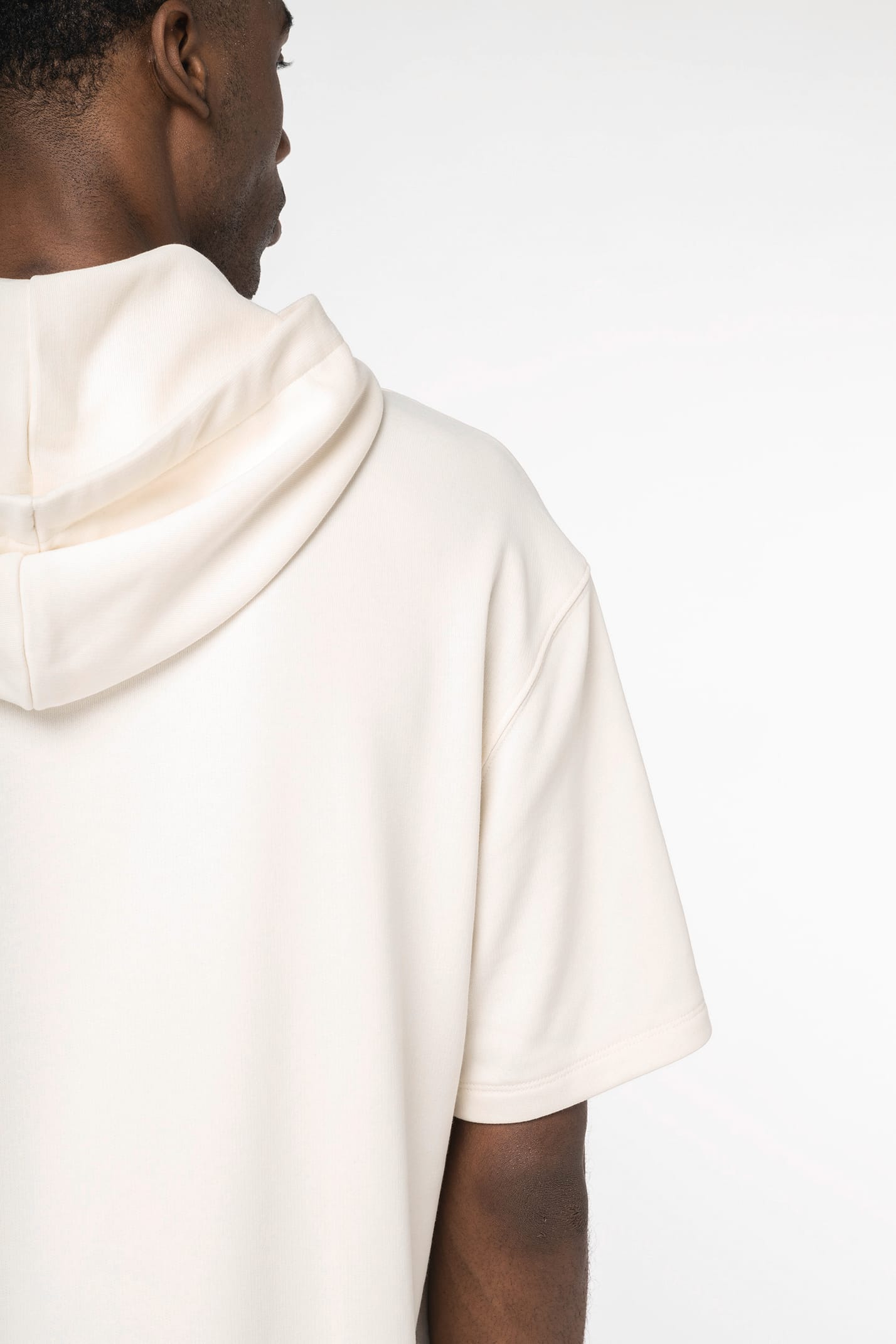 Sweatshirt à manches courtes et à capuche porté par un homme