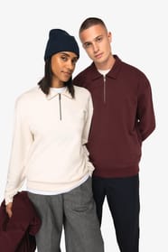 Sweatshirts avec col polo et 1/4 zip bordeaux et crème portés par un homme et une femme