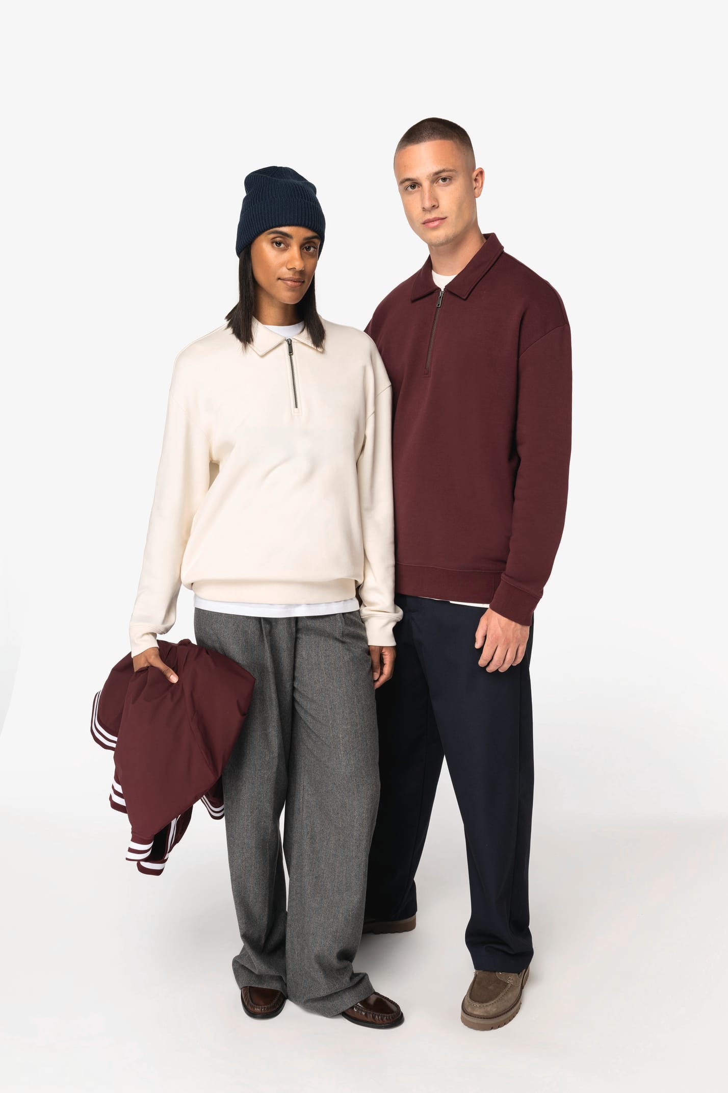 Sweatshirts avec col polo et 1/4 zip bordeaux et crème portés par un homme et une femme