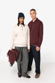 Sweatshirts avec col polo et 1/4 zip bordeaux et crème portés par un homme et une femme