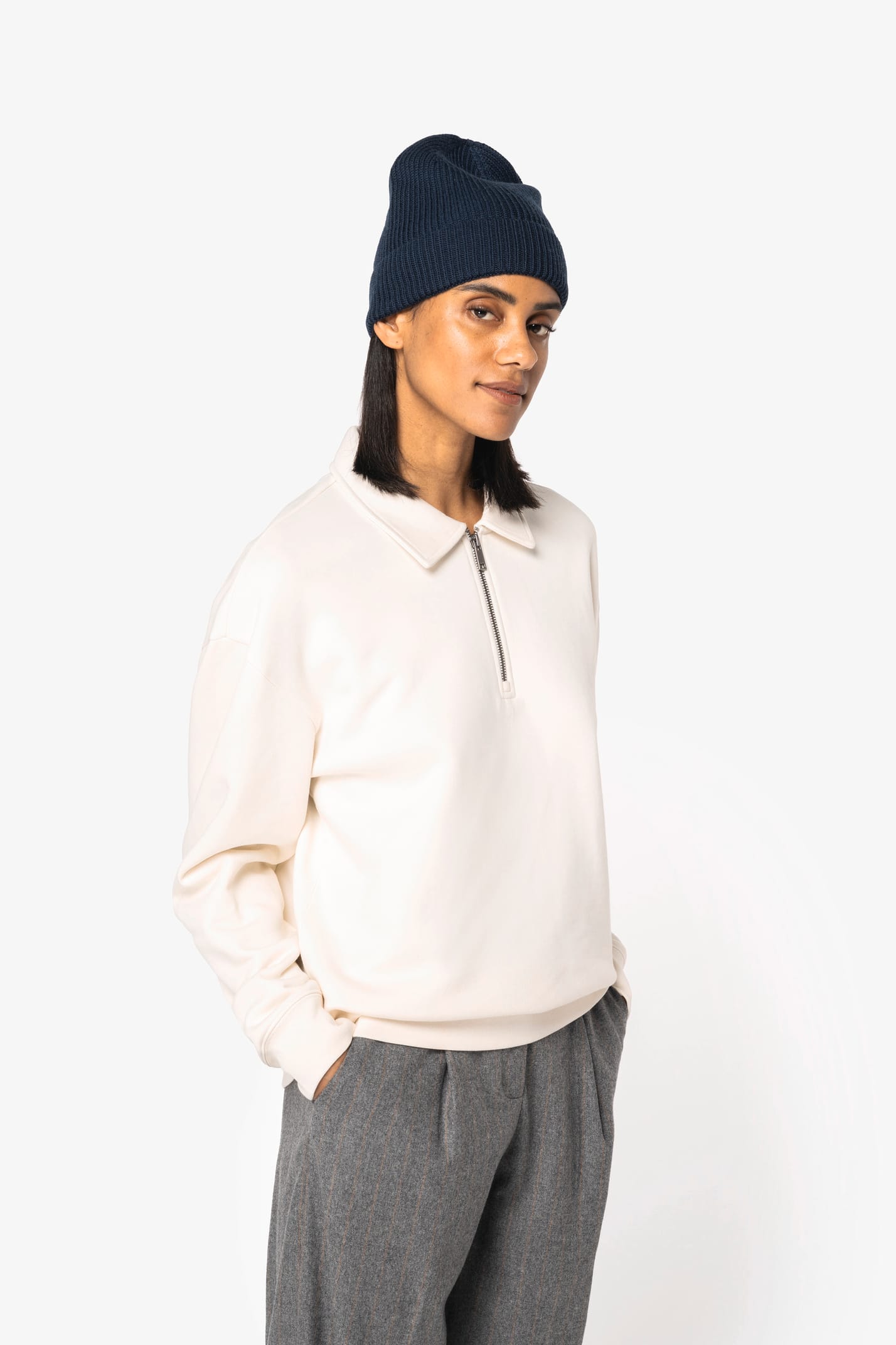 Sweat-shirt à col polo zippé blanc porté par une femme 