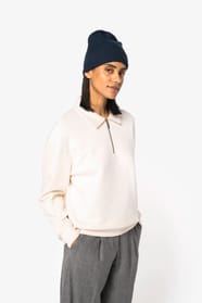Sweat-shirt à col polo zippé blanc porté par une femme 