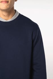 Détail épaule d'un sweat-shirt bleu foncé porté par un homme