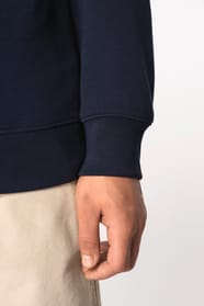 Détail manche d'un sweat-shirt bleu foncé porté par un homme