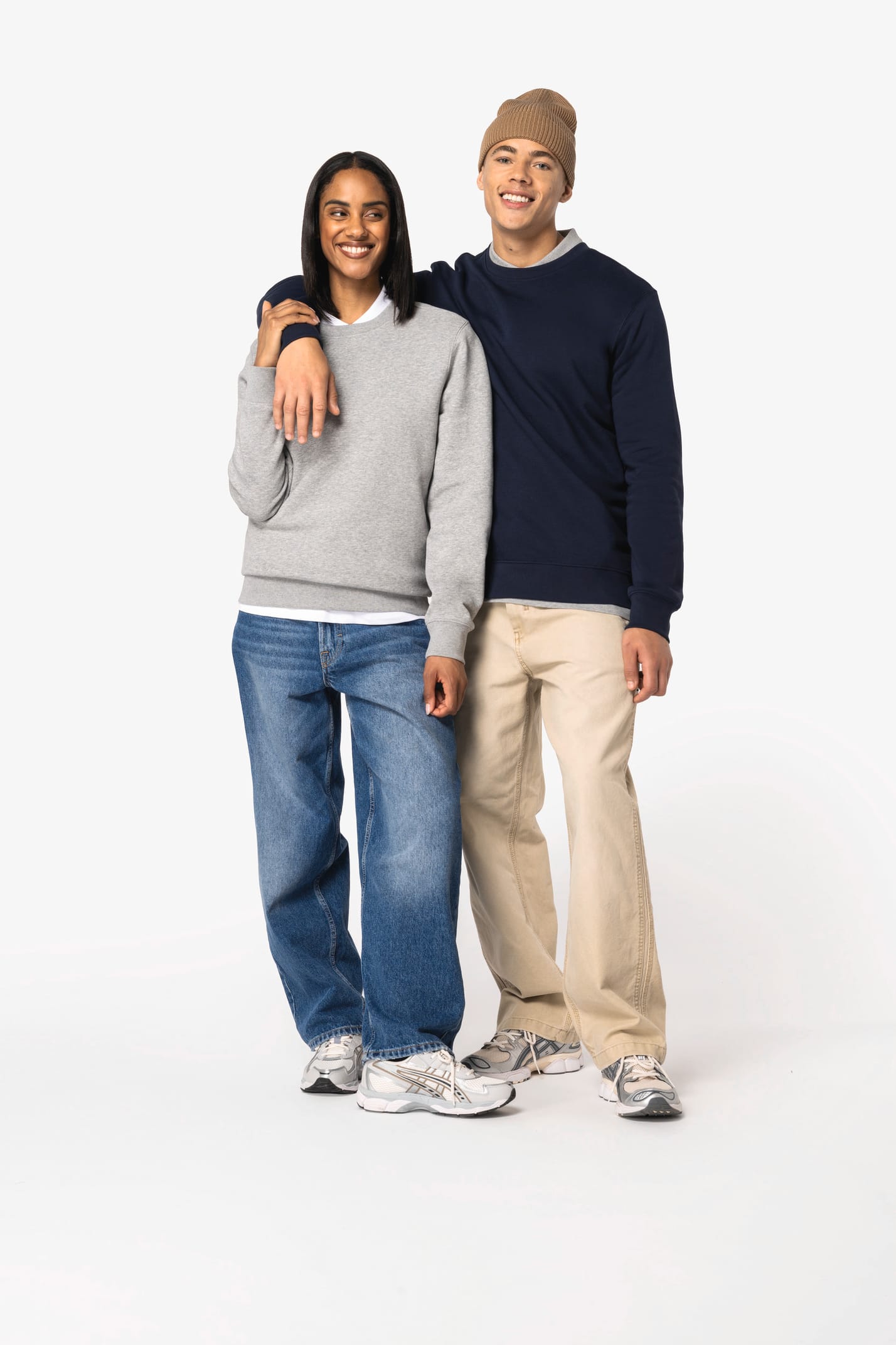 Sweat-shirts gris et bleu porté par un homme et une femme