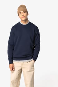 Sweat-shirt bleu foncé porté par un homme
