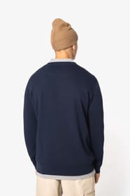 Sweat-shirt bleu foncé porté par un homme de dos