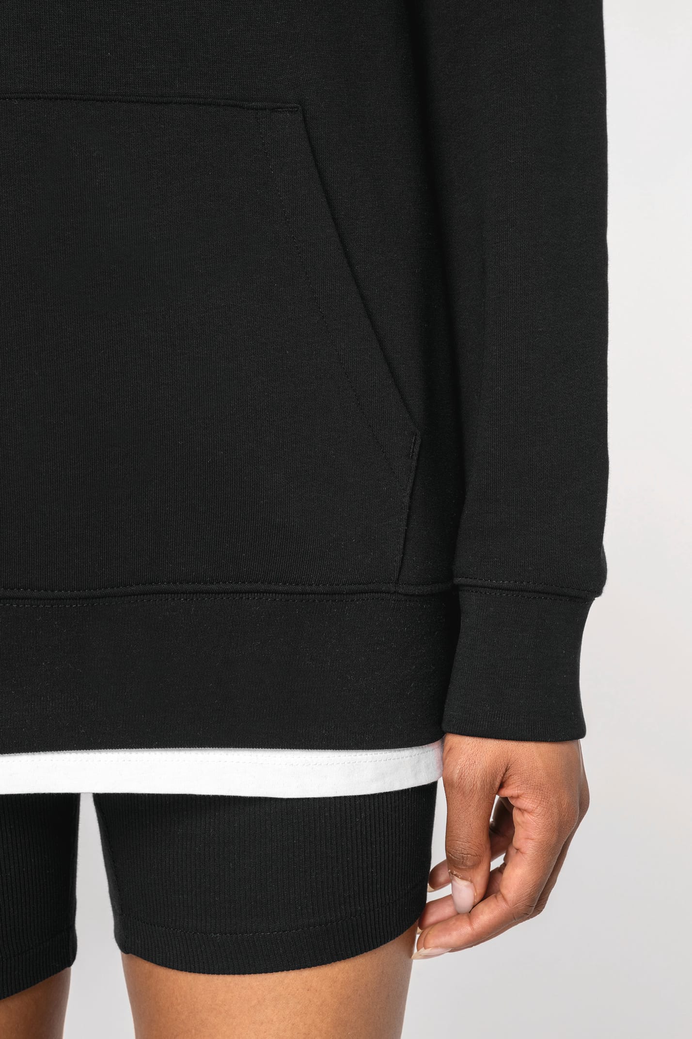 Détail d'un sweat-shirt à capuche noir porté par une femme