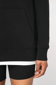 Détail d'un sweat-shirt à capuche noir porté par une femme