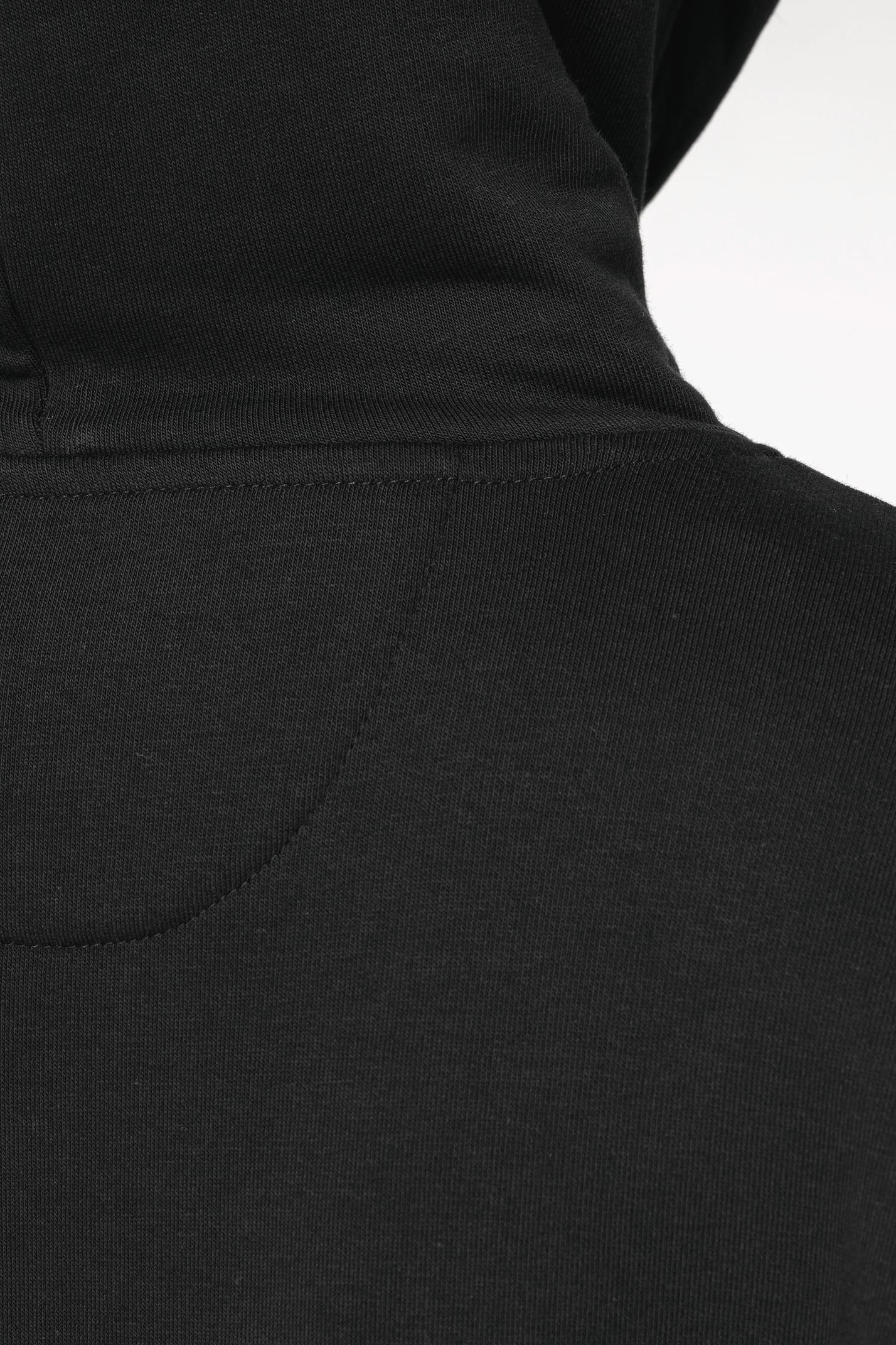 Détail d'un sweat-shirt à capuche noir porté par une femme