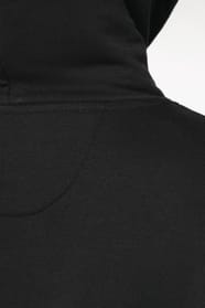 Détail d'un sweat-shirt à capuche noir porté par une femme