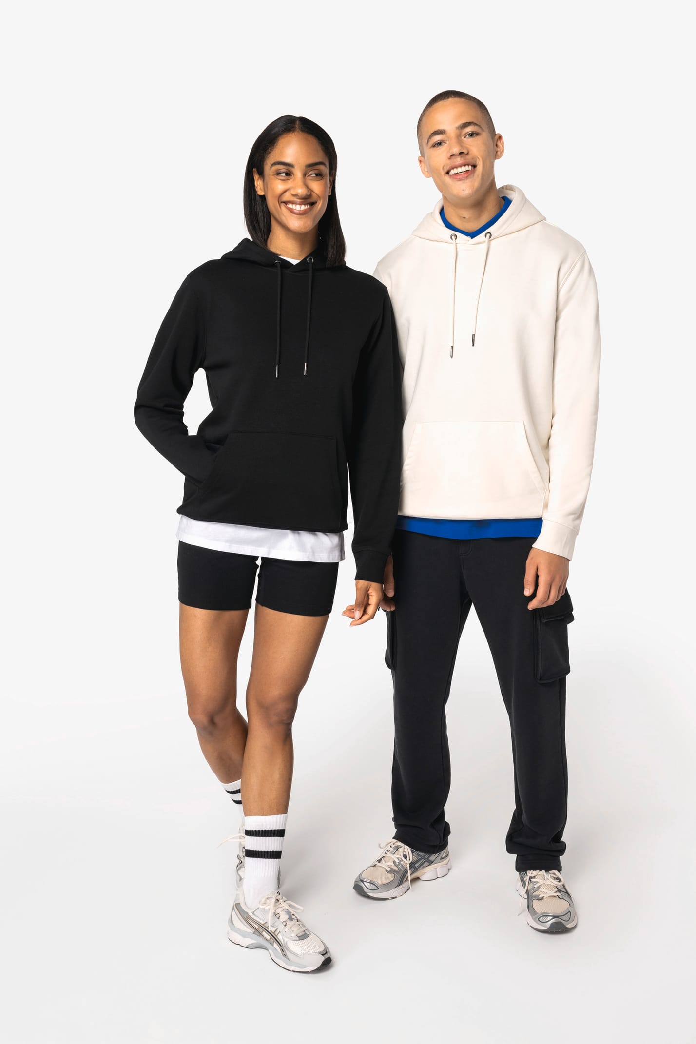 Sweat-shirts à capuche blanc et noir portés par un homme et une femme