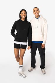 Sweat-shirts à capuche blanc et noir portés par un homme et une femme