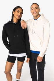 Sweat-shirts à capuche blanc et noir portés par un homme et une femme