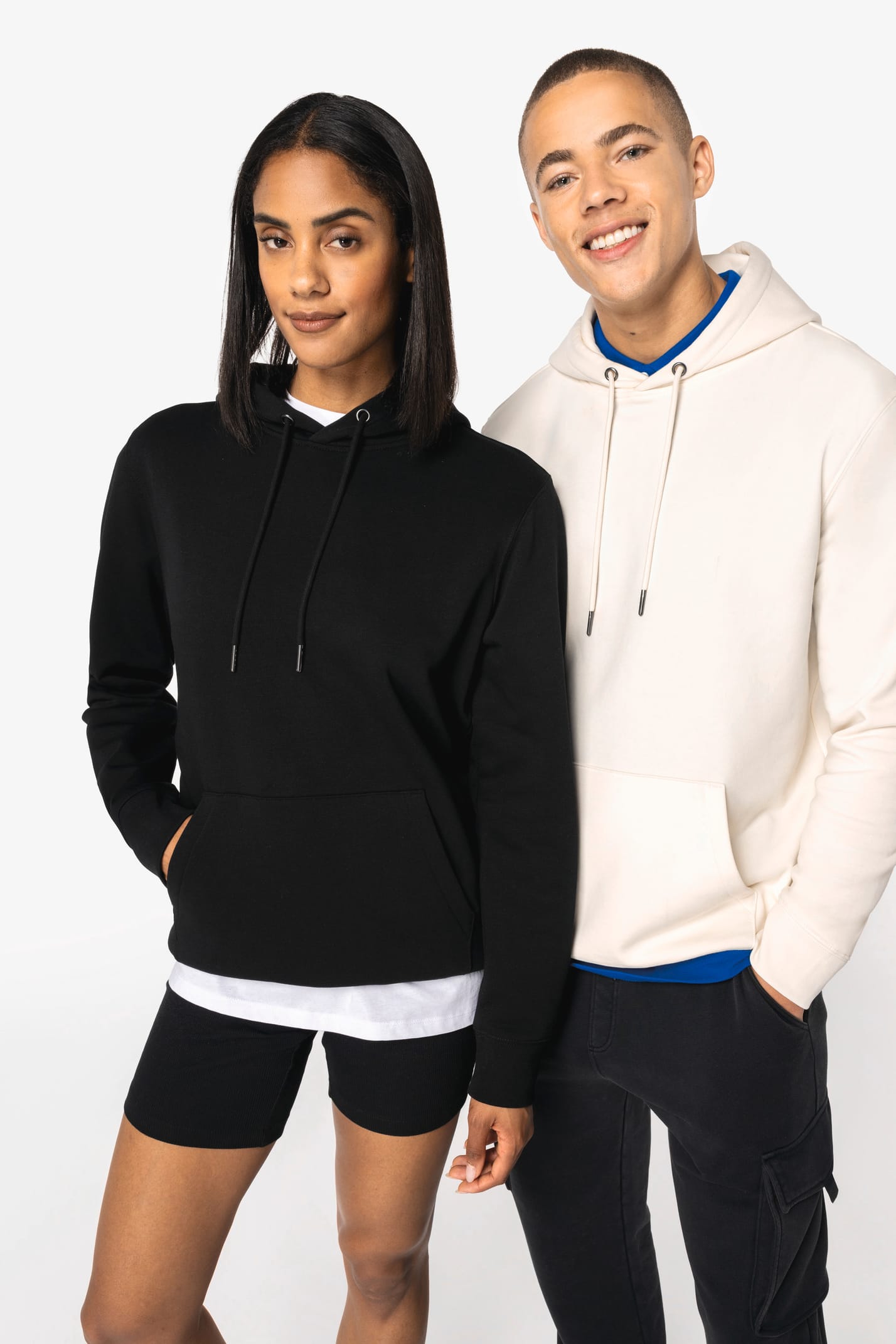 Sweat-shirts à capuche blanc et noir portés par un homme et une femme