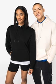 Sweat-shirts à capuche blanc et noir portés par un homme et une femme