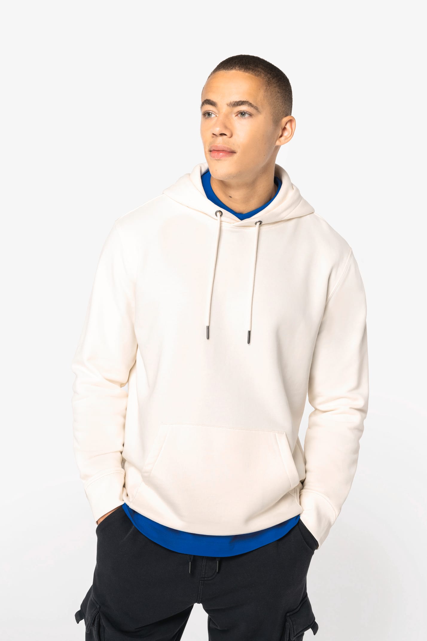 Sweat-shirt à capuche blanc porté par un homme
