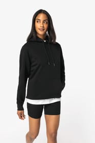 Sweat-shirt à capuche noir porté par une femme
