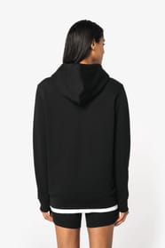 Sweat-shirt à capuche noir porté par une femme de dos