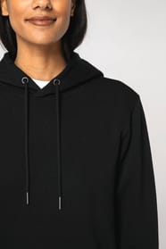 Détail épaule d'un sweat-shirt à capuche noir porté par une femme