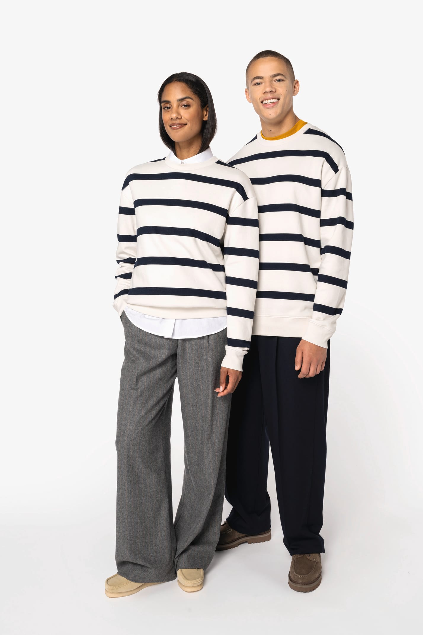 Sweat-shirts rayés blanc et noir portés par un homme et une femme