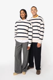 Sweat-shirts rayés blanc et noir portés par un homme et une femme