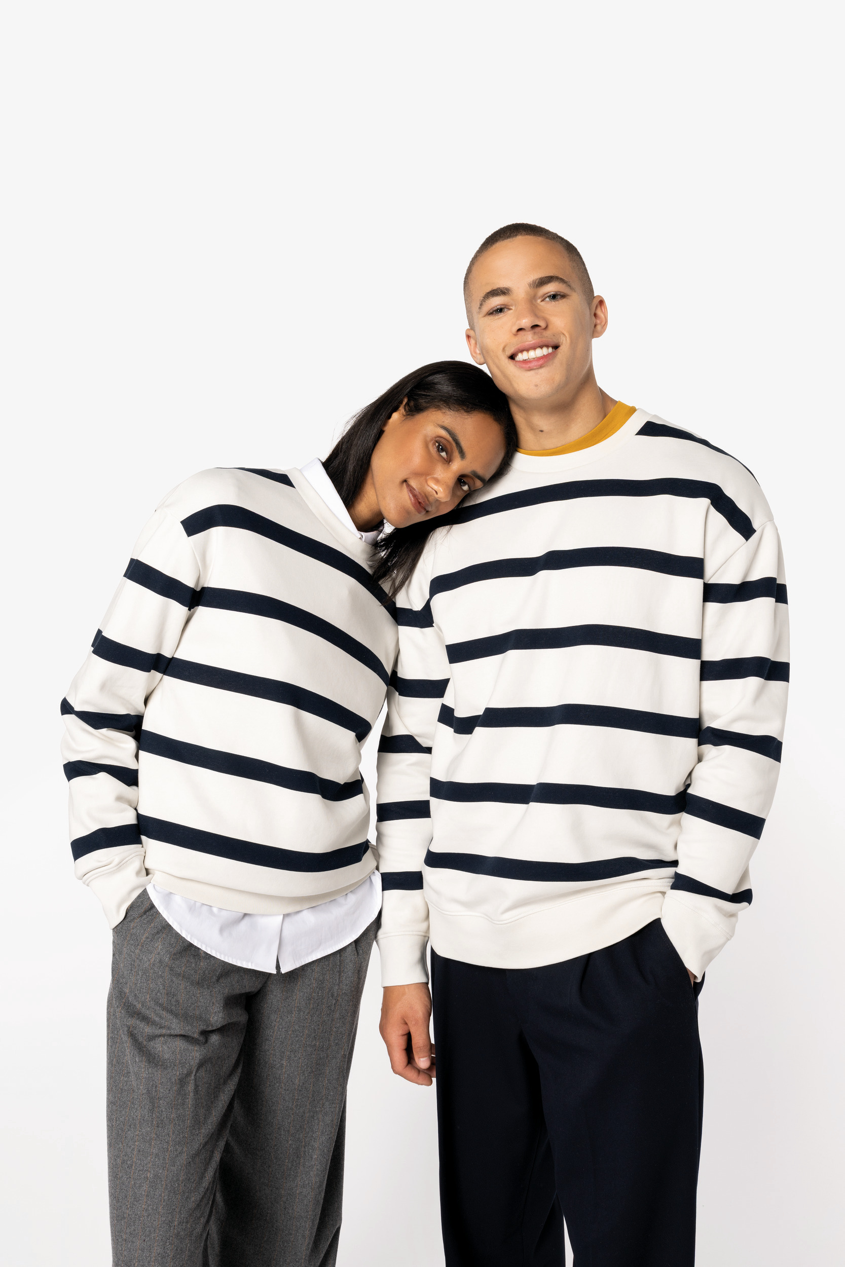 Ecologische gestreepte uniseks sweater met ronde hals en afhangende schouders