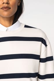 Détail col d'un sweat-shirt rayé blanc et noir porté par une femme