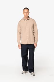 Chemise beige portée par un homme