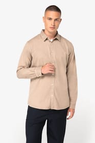 Chemise beige portée par un homme
