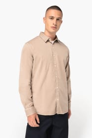 Chemise beige portée par un homme